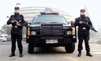 郑东新区河南艺术中心旁,武装特警在执勤。