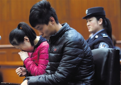 昨日,因杀死自己的亲生儿子,被告人王某受审,其男友乔某则因涉嫌帮助毁灭证据罪受审。新京报记者 王贵彬 摄
