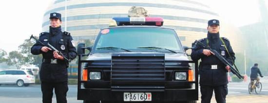 郑州东区会场周围特警荷枪实弹24小时严巡