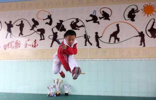 跳绳在这些小学生手里变得出神入化。