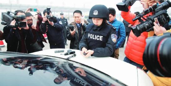 在高速路口執勤的外地市支援鄭州的女特警