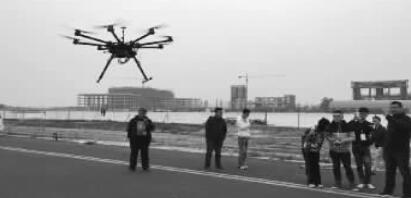 上街機場在玩無人機的人