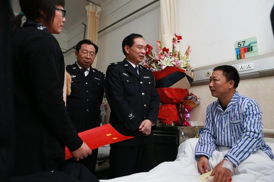 許甘露看望慰問病倒在“上合”安保崗位 和帶病堅守安保崗位的公安民警 