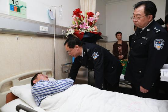 許甘露看望慰問病倒在“上合”安保崗位 和帶病堅守安保崗位的公安民警 