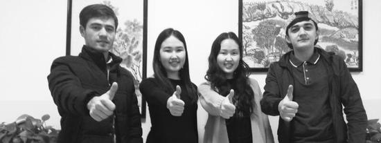 左起依次为米莱、李晓旭、李晓琳、万也晨