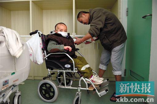 父亲陈太勇在医院照顾儿子小炳。