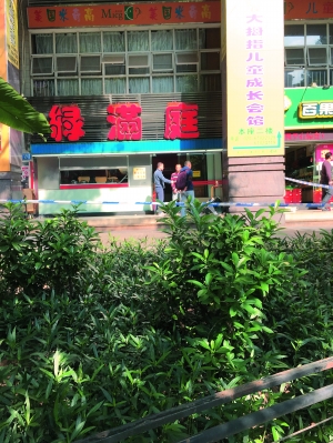 昨日上午,警方带杀人嫌疑人(中)前来指认现场。信息时报记者 陈文杰 摄