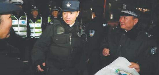 許甘露（中）帶領鄭州特警沿CBD內環徒步巡邏