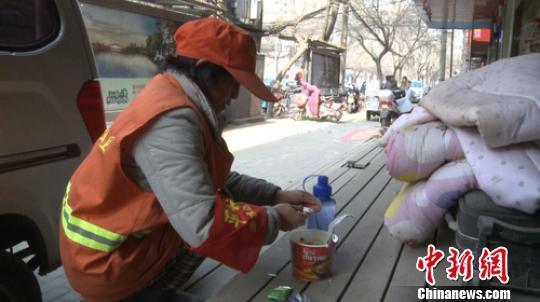 臨近中午，王便勤騰出空來，買了碗方便面，給流浪的老人泡上。