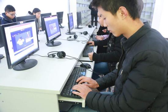 黃河交通學院學生在國家公祭網祭奠南京大屠殺的死難者