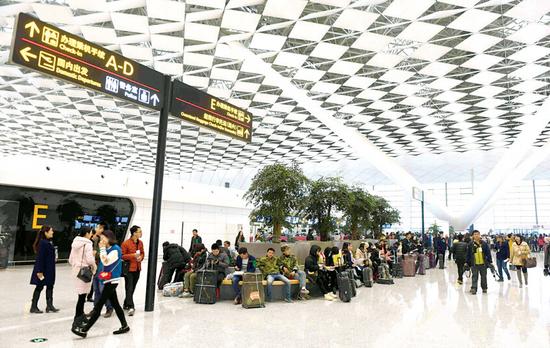 白色魚鱗狀的天花板