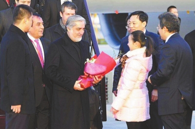 鄭州市二七區人和路小學五年級學生田格菲向貴客獻花。