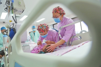 捐獻(xiàn)前，河南省人民醫(yī)院醫(yī)護(hù)人員為孩子做最后一次護(hù)理。