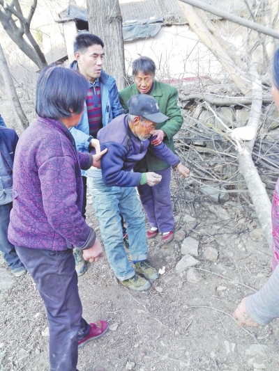 梁占強（左二）平托傷者胸部將其轉(zhuǎn)移到平整的地方救治受訪者供圖