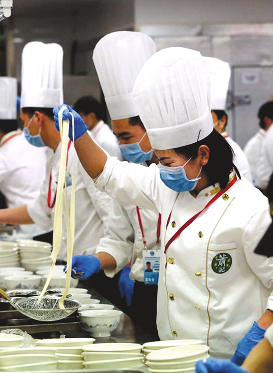 師傅們在后廚做面