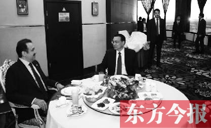 2014年12月15日，哈萨克斯坦首都阿斯塔纳，李克强与马西莫夫在北京大厦共进早餐 中国政府网发