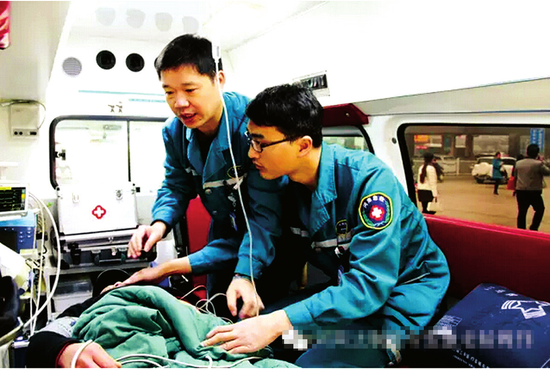 彭山領（左）在工作中 資料圖片