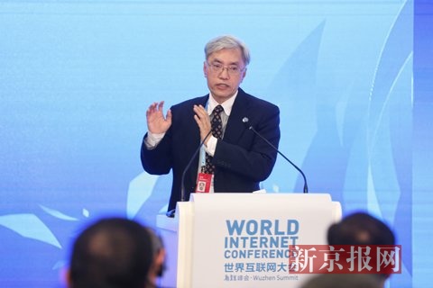 12月16日下午,第二届世界互联网大会“网络安全论坛”论坛在乌镇举行。联合国安理会反恐委员会执行局副主任陈伟雄在会上发表主题演讲。新京报记者 尹亚飞 摄