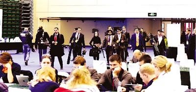 忙碌的外國記者。