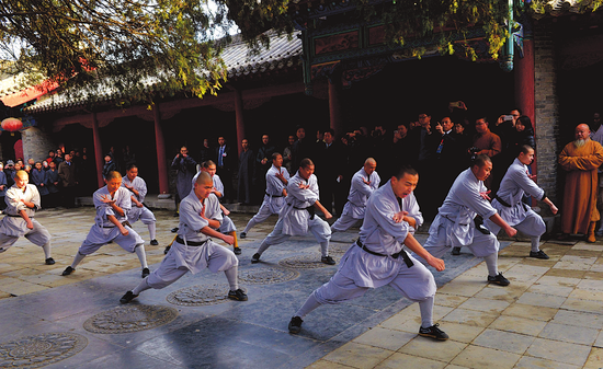 少林武僧们表演