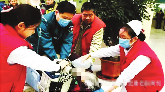 11月28日，彭山領“跪著”搶救猝死病人 資料圖片