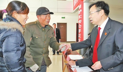 農民工接過“血汗錢”