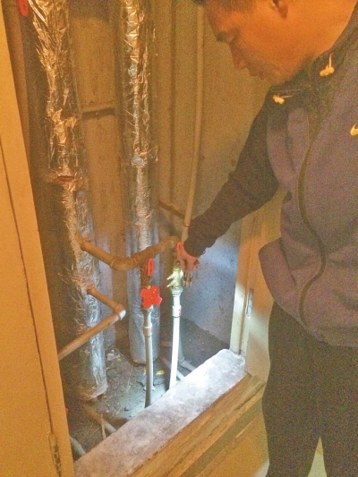 刘先生家暖气管入户管道爆裂