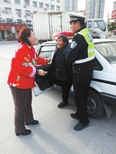 南阳古稀老人外出迷路,民警护送回家。