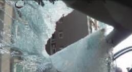 鄭州小區頻現天降水泥塊 轎車玻璃被砸大洞