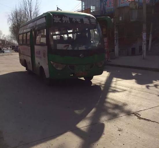 “車上根本就沒幾個人，被司機攆下車后，我們只能等下一輛車，結果第二輛車還是要讓孩子買全票。”魏先生無奈的說，在他們上第二輛車后，司機曾向他們問道，你們是不是剛才對講機里說的抱小孩兒的乘客？這時，他們才知道，汝州至路寨的客運汽車上配備的有對講機。