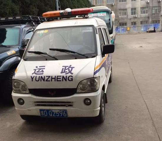 10月大娃乘公交被要求买全票 运政:是人就得买票