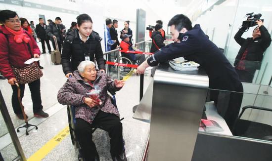 12月19日，鄭州T2航站樓首日航，山東航空為老年旅客提供的輪椅服務(wù)