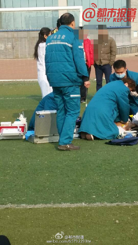 郑州大学新生踢足球比赛时猝死 没发生剧烈碰