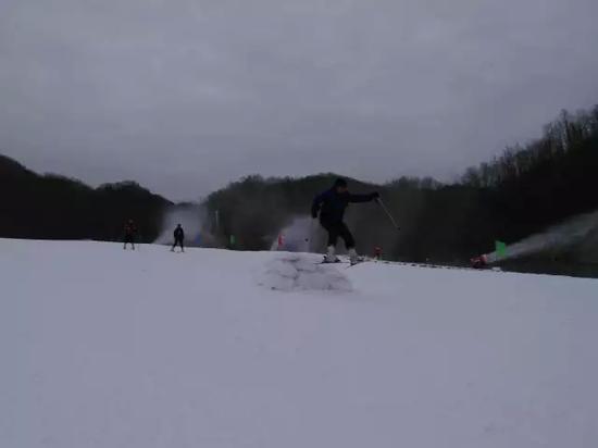 “野人”滑雪者