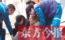 老人被医护人员救起