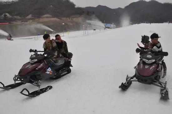 “野人”滑雪者