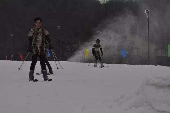 “野人”滑雪者