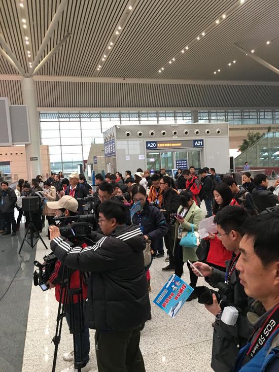 12月22日，鄭機城鐵試運營