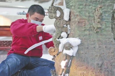 65年未離豫的蓮鶴方壺全副武裝準備赴京“探親”，1923年在新鄭李家樓鄭公大墓與其同時出土的另一同胞兄弟現被收藏于北京故宮博物院青銅館。