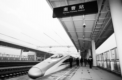 聯絡線鄭州站鄭州至新鄭機場線制圖/黨瑤鄭州東站新鄭機場站南曹站孟莊站12月22日，百名熱心網友和媒體記者成為首批體驗者，試乘鄭機城際鐵路C2961次動車組。本報記者 王錚 攝