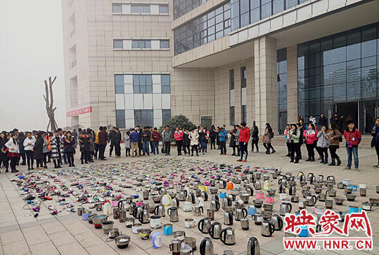 12月23日，河南经贸职业学院举行“拒绝宿舍安全隐患，构建和谐安全校园”活动，从学生宿舍内搜出数百件大功率电器。