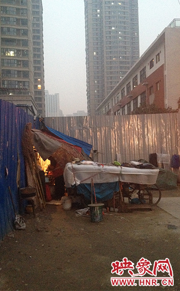  六旬环卫工路边帐篷住两年，好心人经常送衣送被送温暖。 