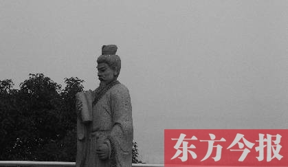 23日，从中原福塔基座平台看向世纪欢乐园的景象