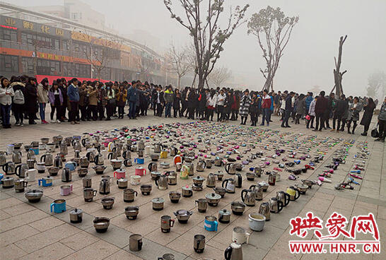 河南一高校举行违禁电器收缴展 场面震撼