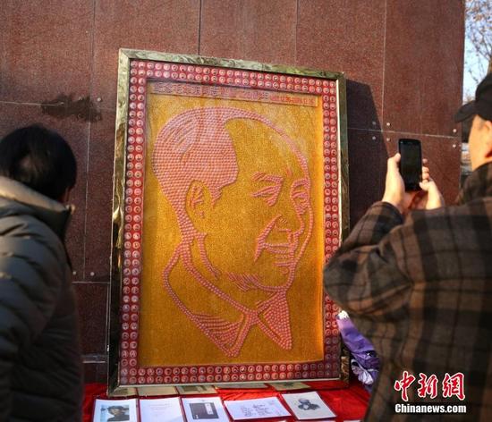 鄭州老人用1828枚徽章拼出毛澤東頭像
