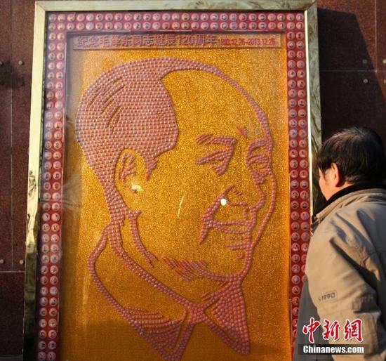 鄭州老人用1828枚徽章拼出毛澤東頭像