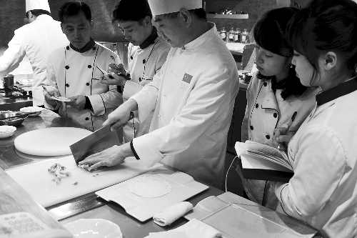 朝鮮代表一邊觀摩，一邊認真記錄