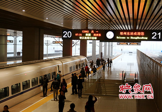 鄭機城鐵開通首日市民齊點贊