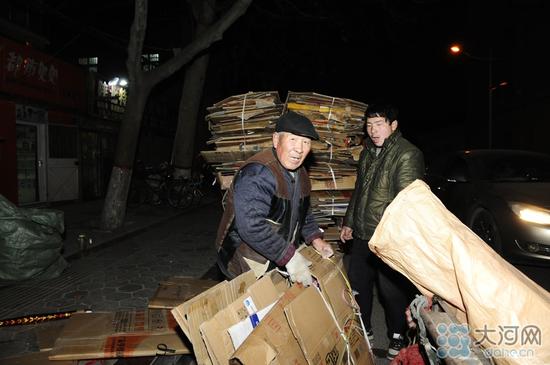 收廢品老人并沒有因為夜晚到來，就選擇回家，他依舊在工作，為了多賺一些錢。