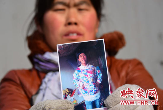 家人手拿失踪少女照片